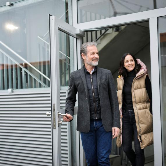 glückliche Parkkunden gehen aus dem Parkhaus raus