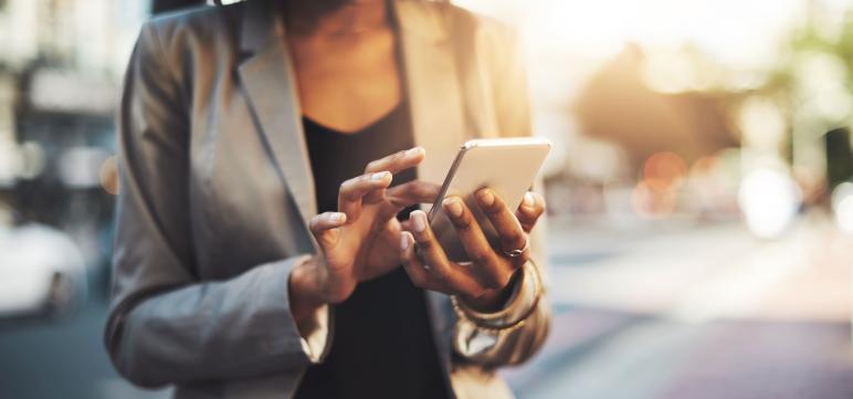 Frau tippt auf Smartphone